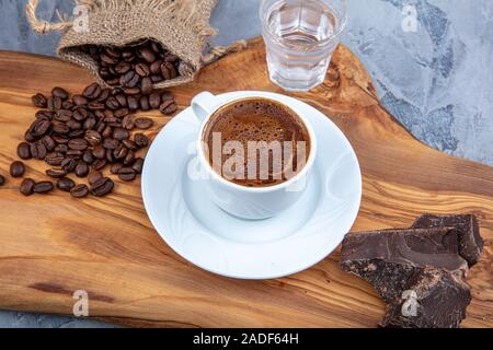 Delizioso caffè turco servito con cioccolato in tazza tradizionale , close up shot. Foto Stock
