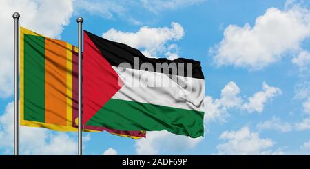 Lo Sri Lanka e la Palestina bandiera sventolare nel vento contro bianco torbido cielo blu insieme. Concetto di Diplomazia e relazioni internazionali. Foto Stock