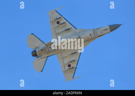 Gifu, Giappone - Nov 10, 2019. Giappone aria Forza di Autodifesa (JASDF) McDonnell Douglas F-4EJ Phantom II battenti per la visualizzazione a Gifu Air Base (RJNG). Foto Stock