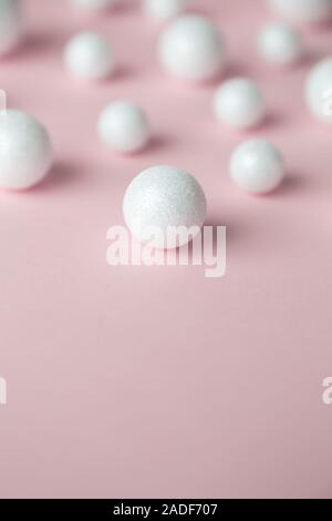 Bolle costituito da polistirolo sfere sul rosa pastello minima di sfondo concetto creativo. Spazio per la copia. Foto Stock