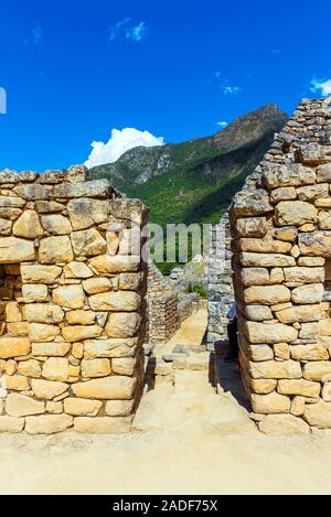 Vista delle mura della città antica di Machu Picchu, Perù. In verticale Foto Stock