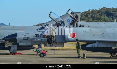 Gifu, Giappone - Nov 10, 2019. Giappone aria Forza di Autodifesa (JASDF) McDonnell Douglas F-4E Kai Phantom II docking a Gifu Air Base (RJNG). Foto Stock