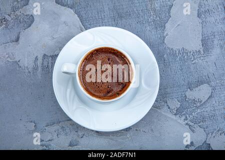 Delizioso caffè turco servito con cioccolato in tazza tradizionale , close up shot. Foto Stock