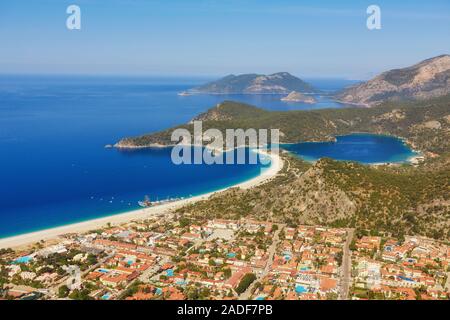 Vista da sopra con un parapendio sulla baia di La Laguna blu. La Turchia. Oludeniz. Foto Stock