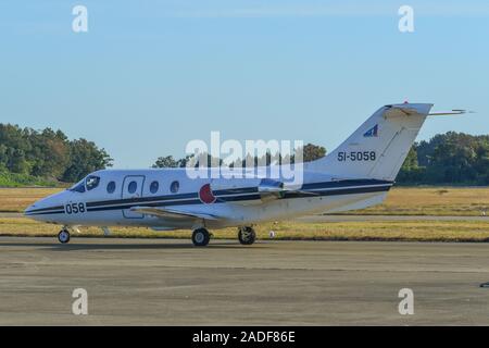 Gifu, Giappone - Nov 10, 2019. Giappone aria Forza di Autodifesa (JASDF) Raytheon T-400 rullaggio sulla pista di Gifu Air Base (RJNG). Foto Stock