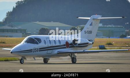 Gifu, Giappone - Nov 10, 2019. Giappone aria Forza di Autodifesa (JASDF) Raytheon T-400 rullaggio sulla pista di Gifu Air Base (RJNG). Foto Stock