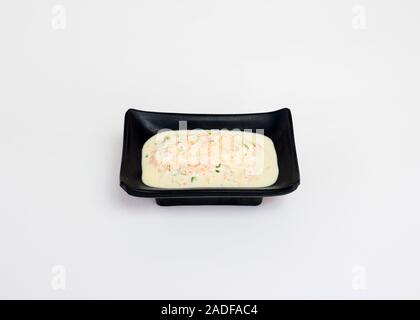La maionese salsa acida con insalata e ebiko in nero tazza di cibo giapponese Foto Stock