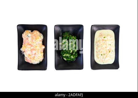 Giapponese con salsa maionese, yogurt e Cipolline in Coppa del nero su sfondo bianco Foto Stock