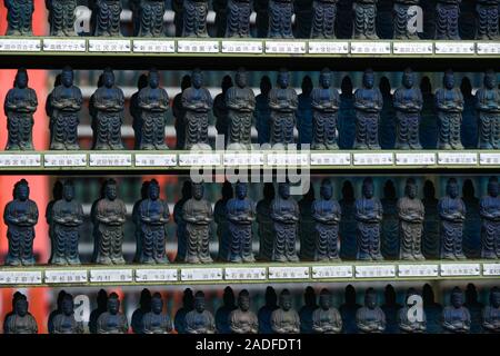 Ohara, Giappone - Nov 12, 2019. Righe di tradizionale di pietra scolpita miniatura statue buddiste con offerte presso il Sanzen-nel tempio, Ohara, Kyoto Prefectu Foto Stock