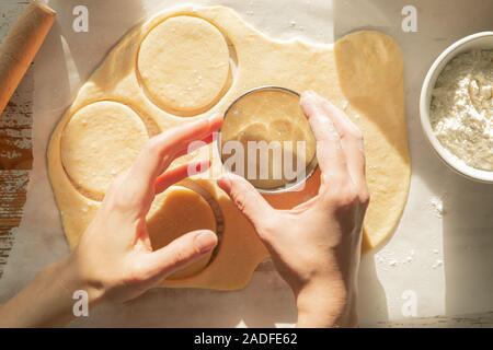 Concetto di Hanukkah - rendendo le ciambelle sufganiot Foto Stock