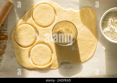 Concetto di Hanukkah - rendendo le ciambelle sufganiot Foto Stock