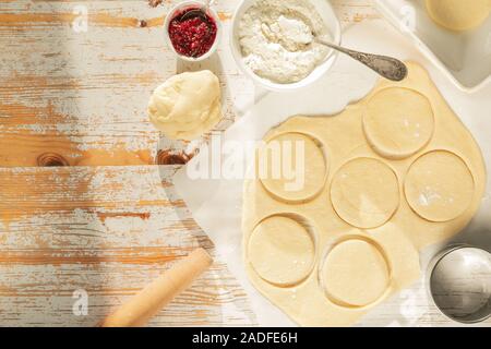 Concetto di Hanukkah - rendendo le ciambelle sufganiot Foto Stock