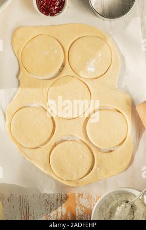 Concetto di Hanukkah - rendendo le ciambelle sufganiot Foto Stock