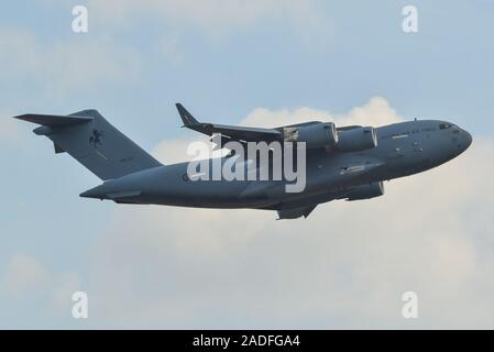 A Saigon, Vietnam - Nov 29, 2019. Australia Royal Air Force Boeing C-17A Globemaster III il decollo dall'Aeroporto Tan Son Nhat (SGN). Foto Stock