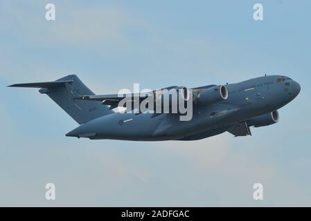 A Saigon, Vietnam - Nov 29, 2019. Australia Royal Air Force Boeing C-17A Globemaster III il decollo dall'Aeroporto Tan Son Nhat (SGN). Foto Stock