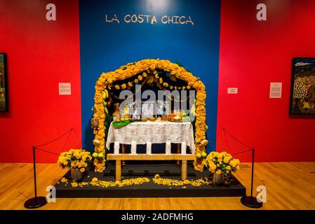 Illustrazione di Ofrenda, display tradizionale di oggetti per il giorno dei morti, Día de Muertos celebrazione, il Museo Nazionale di Arte Messicana, Chicago, Illinoi Foto Stock