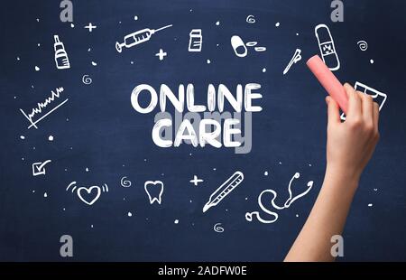 Disegno a mano cura on line iscrizione con gesso bianco sulla lavagna, concetto medico Foto Stock