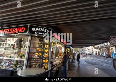 VIENNA, Austria - 6 Novembre 2019: austriaco Wurstelstand stand nel centro della città di Vienna. Sono Wurstelstande salsiccia, cibo di strada e hot dog stand Foto Stock