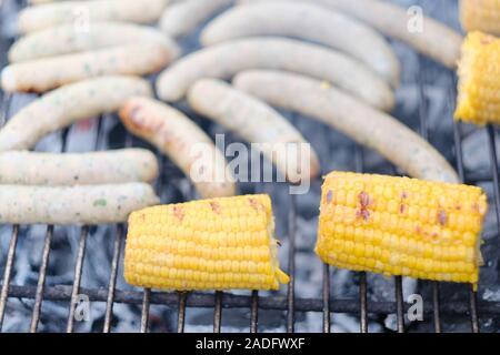 Grigliare salsicce in una teglia su un picnic Foto Stock