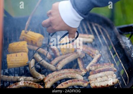 Grigliare salsicce in una teglia su un picnic Foto Stock