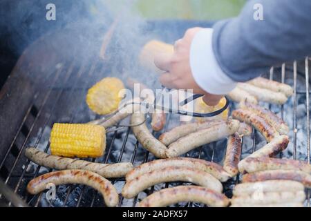 Grigliare salsicce in una teglia su un picnic Foto Stock