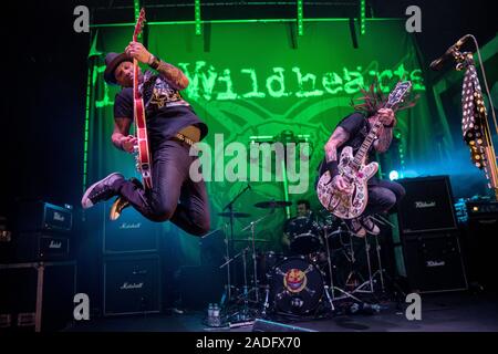 Newcastle/UK - 12 Maggio 2019: Il Wildhearts (zenzero Wildheart e CJ Wildheart saltando sul palco) in concerto a Newcastle Riverside Foto Stock