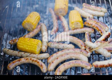 Grigliare salsicce in una teglia su un picnic Foto Stock