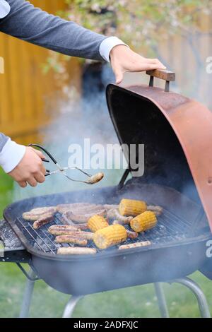 Grigliare salsicce in una teglia su un picnic Foto Stock