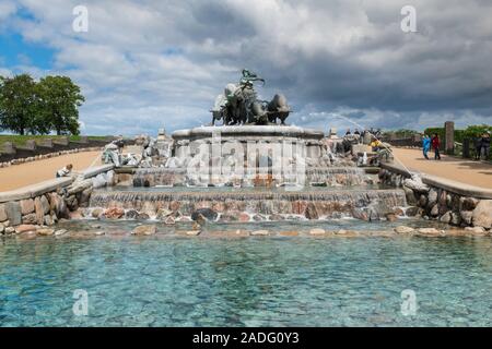 Fontana di Copenaghen, vista del Gefionspringvandet, una fontana raffigurante la dea Gefjon creazione di isole di Copenaghen, Nordre Toldbod, Danimarca Foto Stock