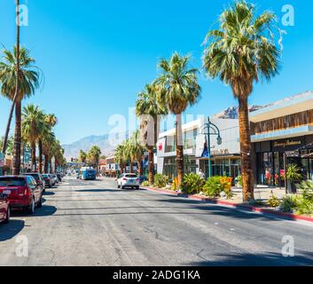 PALM Springs, Stati Uniti d'America - Luglio 11, 2019: vista della strada di città nelle ore diurne. Foto Stock