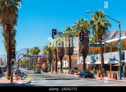 PALM Springs, Stati Uniti d'America - Luglio 11, 2019: vista della strada di città nelle ore diurne. Foto Stock