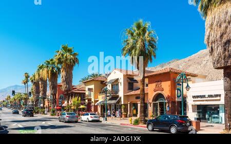 PALM Springs, Stati Uniti d'America - Luglio 11, 2019: vista della strada di città nelle ore diurne. Foto Stock