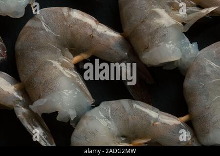 Pulire materie gamberoni senza capi su bastoni di legno Foto Stock