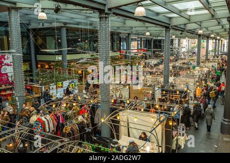 Old Spitalfields Market su un occupato domenica pomeriggio con stallholders e visitatori lo spettacolo ed il commercio Londra Inghilterra REGNO UNITO Foto Stock