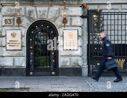 Berlino, Germania. 04 Dic, 2019. Un poliziotto passa l'ambasciata russa a Berlin-Mitte. Dopo il preteso contratto omicidio di una residenza georgiana a Berlino, vi è una crisi diplomatica tra la Germania e la Russia. La procura federale ha ripreso le indagini. Essa persegue il sospetto iniziale che le autorità statali della Russia o della Repubblica di Cecenia sono dietro a questo. Il governo federale ha espulso due diplomatici russi. Credito: Bernd von Jutrczenka/dpa/Alamy Live News Foto Stock