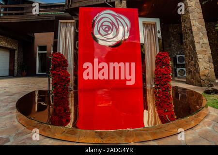 matrimonio arco rotondo in legno con fiori sul molo Foto stock - Alamy