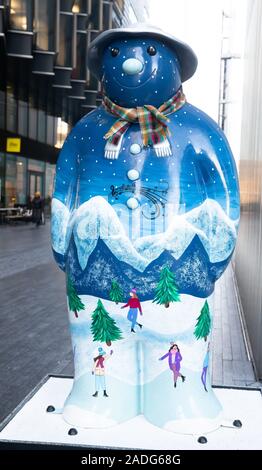 Ponte di Londra City, Regno Unito, 4 dicembre 2019, quest'anno, Londra più pittoresco mercatino di Natale, Natale dal fiume è lieto di dare il benvenuto a una festosa sentiero di scultura celebra Raymond Briggs' la quintessenza del carattere di Natale, il pupazzo di neve. Il "Camminando con il pupazzo di neve " sentiero dispone di dodici pupazzo di neve gigante sculture, ogni reinventato con splendidi disegni e decorazioni relative al brano, "i Dodici giorni di Natale". Credito: Keith Larby/Alamy Live News Foto Stock