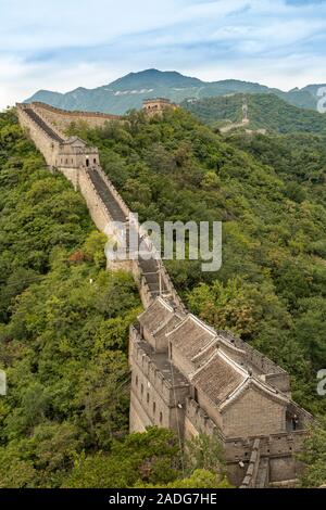 La Grande Muraglia della Cina un sito Patrimonio Mondiale dell'UNESCO come visto da di Mutianyu nel distretto di Huairou, 70 chilometri a nord di Pechino CINA Foto Stock