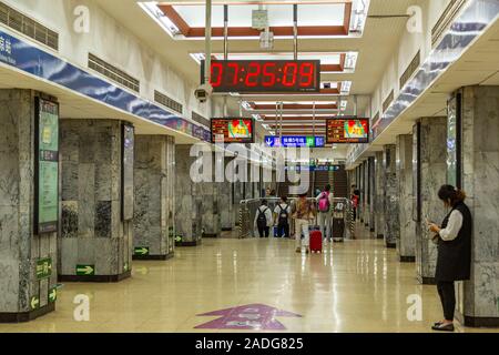 Interscambio Chongwenmen Station sulla linea 2 e la linea 5 della metropolitana di Pechino la mattina presto prima che il commuter Rush Hour inizia, Pechino, Cina Foto Stock