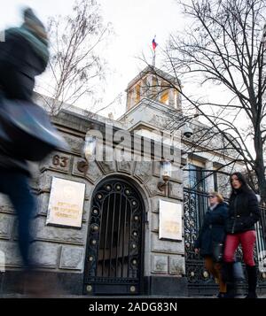 Berlino, Germania. 04 Dic, 2019. Passanti di passare dall'ambasciata russa in Berlin-Mitte. Dopo il preteso contratto omicidio di una residenza georgiana a Berlino, vi è una crisi diplomatica tra la Germania e la Russia. La procura federale ha ripreso le indagini. Essa persegue il sospetto iniziale che le autorità statali della Russia o della Repubblica di Cecenia sono dietro a questo. Il governo federale ha espulso due diplomatici russi. Credito: Bernd von Jutrczenka/dpa/Alamy Live News Foto Stock