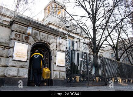 Berlino, Germania. 04 Dic, 2019. Un postino va all'ambasciata russa in Berlin-Mitte. Dopo il preteso contratto omicidio di una residenza georgiana a Berlino, vi è una crisi diplomatica tra la Germania e la Russia. La procura federale ha ripreso le indagini. Essa persegue il sospetto iniziale che le autorità statali della Russia o della Repubblica di Cecenia sono dietro a questo. Il governo federale ha espulso due diplomatici russi. Credito: Bernd von Jutrczenka/dpa/Alamy Live News Foto Stock