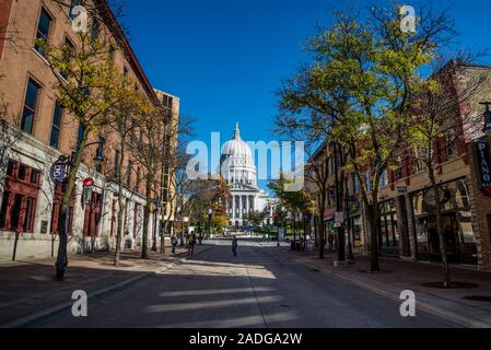 Vista del Wisconsin State Capitol da State Street in downtown, Madison, Wisconsin, STATI UNITI D'AMERICA Foto Stock