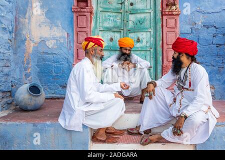 Tre uomini avente un talk, Jodhpur, Rajasthan, India Foto Stock