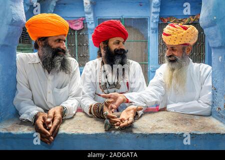 Tre uomini avente un talk, Jodhpur, Rajasthan, India Foto Stock