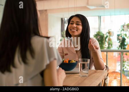 I migliori amici di pasto nel Cafe e parlare Foto Stock