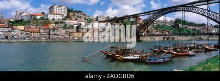 Ponte su un fiume, Dom Luis I ponte sul fiume Douro, Porto, Douro Litoral, Portogallo Foto Stock