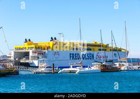 Morro Jable, Spagna - 9 Dicembre 2018: Fred Olsen traghetto nel porto di Morro Jable sull isola di Fuerteventura, Isole canarie, Spagna. Fred Olsen Express è un Foto Stock