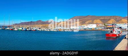 Morro Jable, Spagna - 9 Dicembre 2018: Panorama del Porto di Morro Jable sulla costa sud dell'isola di Fuerteventura, Isole Canarie, Spagna Foto Stock