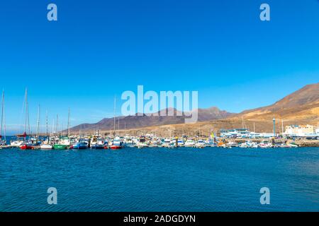 Morro Jable, Spagna - 9 Dicembre 2018: Porto di Morro Jable sulla costa sud dell'isola di Fuerteventura, Isole Canarie, Spagna Foto Stock