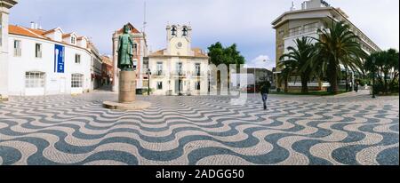 Statua di fronte ad una chiesa, Cascais, Lisbona, Portogallo Foto Stock